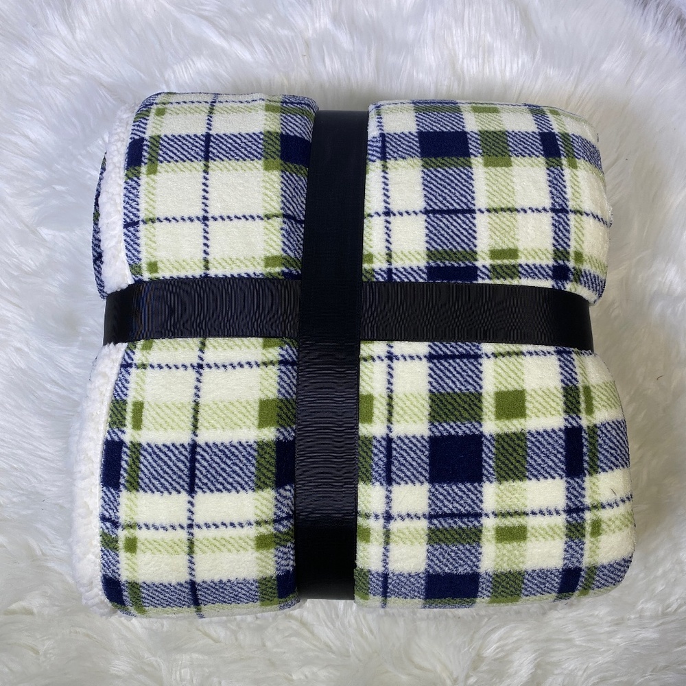 ✨FINAL STOCK✨Navy & White Plaid Micromink Sherpa Throw - Picture 2 of 3